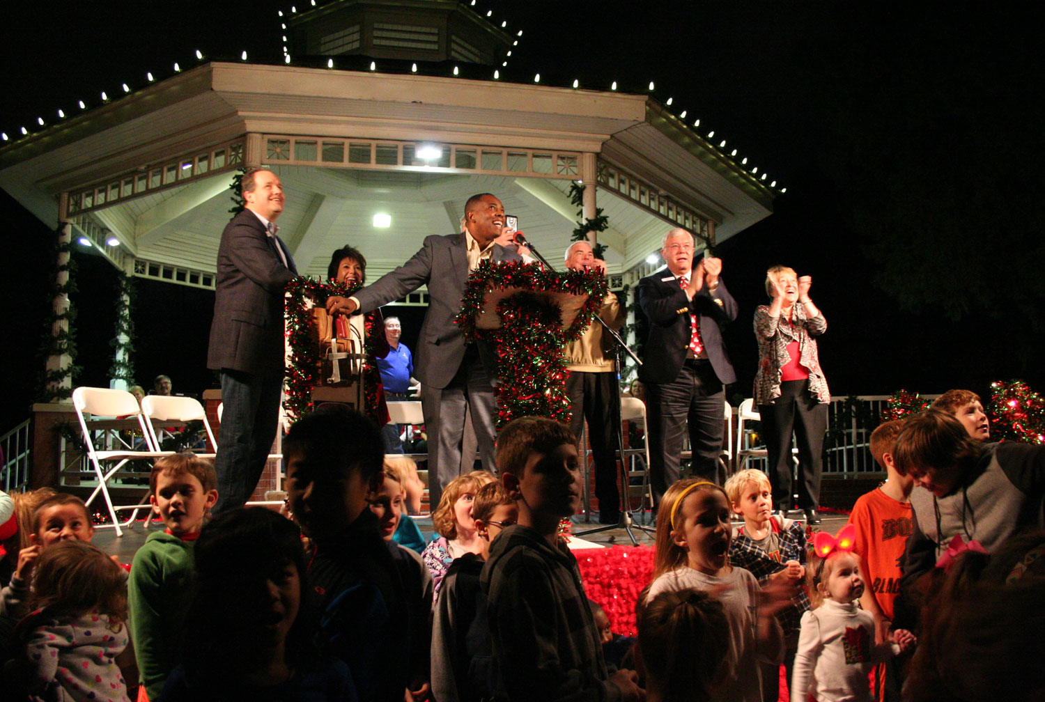 DICKENS-DOWNTOWN-PLANO-CHRISTMAS-5