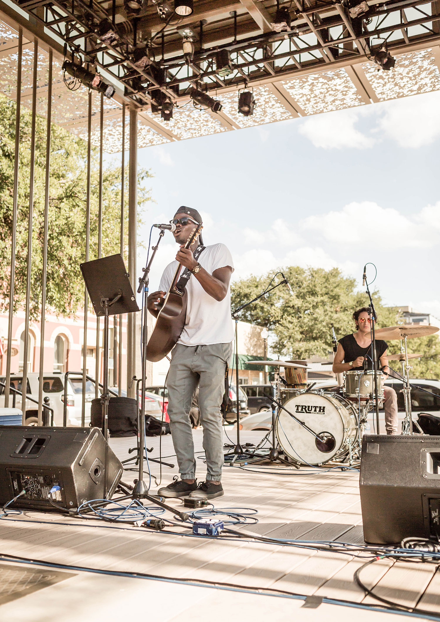 Ron Bultongez performing in DowntownPlano in 2016 // photo Jennifer Shertzer