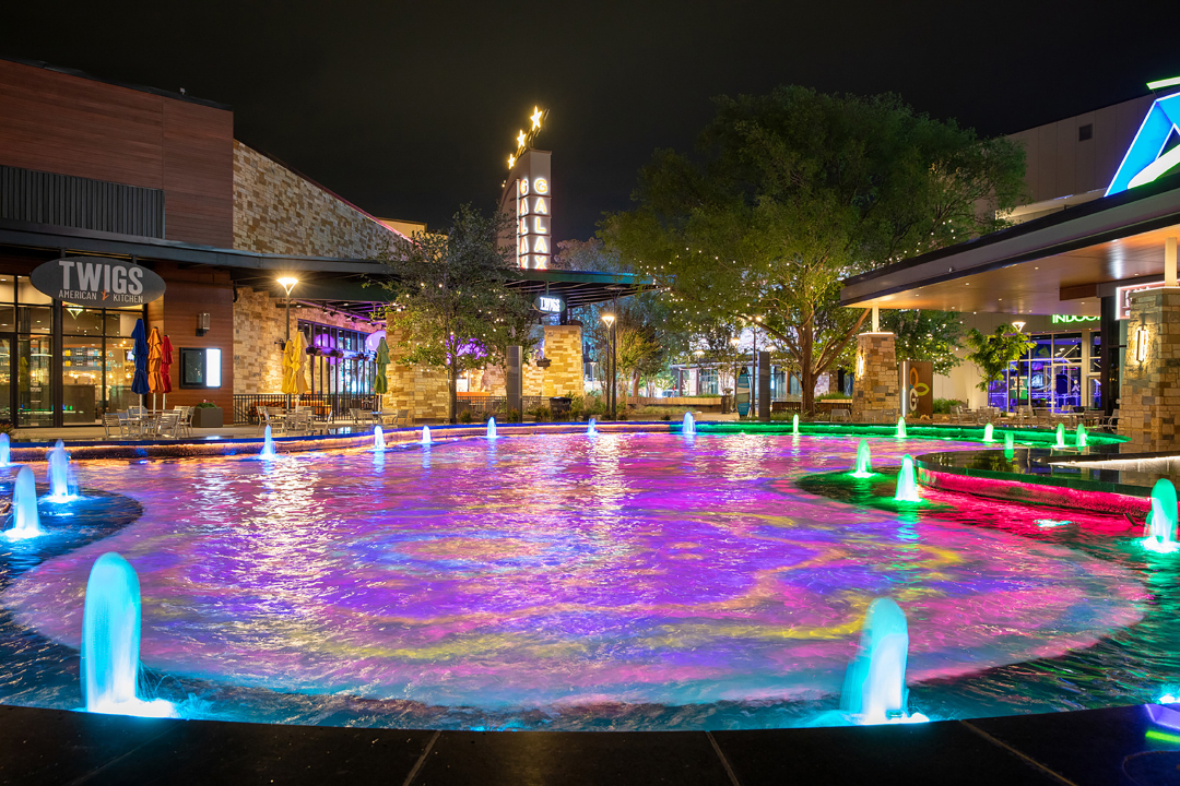 Grandscape fountain in holiday colors