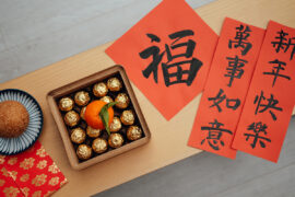 Box of traditional Chinese treats, fried pile, Fai Chun and Red Packets in a home. Getty Image by Oscar Wong.